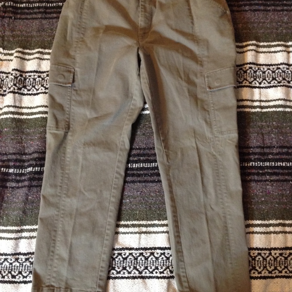 Chicos Lightweight Cropped Zip Ankle cargo